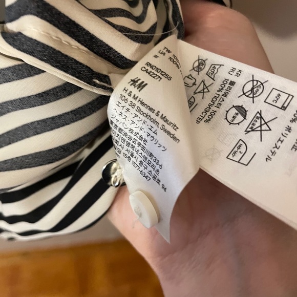 Deal ! Black and white striped top - Picture 7 of 14